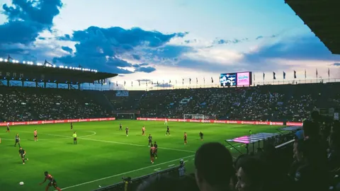 格莱姆斯连续八场得分超20，稳定输出高能表现